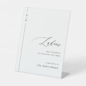 Elegante dames gast bruiloft badkamer mand reclamebord met voetstuk (Voorkant)