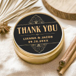 Elegante dank u Art Deco bruiloft Ronde Sticker<br><div class="desc">Bedank uw gasten in stijl met deze Elegante Bedankt Art Deco Wedding Classic Round Sticker. Met een luxe zwart en goud ontwerp met gedurfde geometrische accenten, vangt het de weelde van de jaren 1920 Great Gatsby tijdperk, terwijl het toevoegen van een moderne Art Deco twist. Deze sticker is ideaal voor...</div>