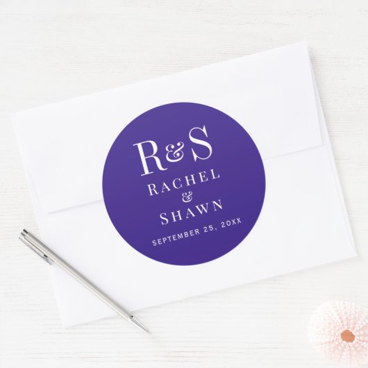 Elegante Dark Paarse Chic Modern Monogram bruiloft Ronde Sticker (Envelop)