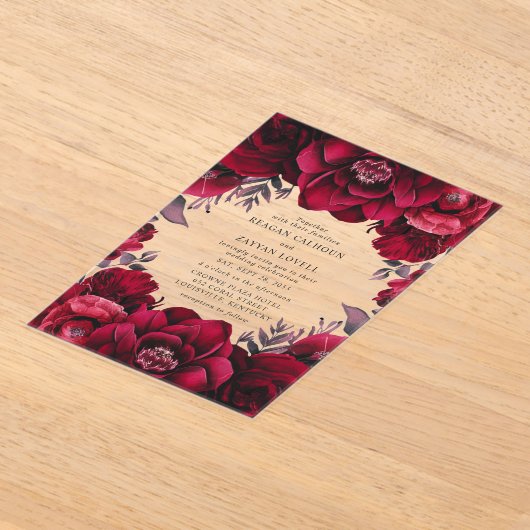 Elegante Deep Crimson Red Floral Romantische bruil Acryl Uitnodigingen (Laagn)
