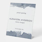 Elegante Deep Grey Waterverf Minimal Grand Opening Reclamebord Met Voetstuk (Voorkant)