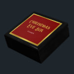 Elegante Deep Red Gold Naam Adult Christmas Eve Bo Cadeaudoosje<br><div class="desc">Kerstavonddoos in faux (niet folie) gouden tekst staat boven extra witte tekst voor de naam van de ontvanger. Deze souvenirdoos heeft een elegante dieprode bovenkant met een faux gouden rand. Alle tekst kan worden bewerkt of verwijderd.</div>