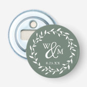 Elegante dennen groene bloemenkrans monogram button flesopener (Voorkant)