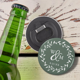 Elegante dennen groene bloemenkrans monogram button flesopener