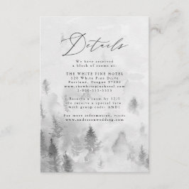 Elegante details van een winterbosbruiloft in grij informatiekaartje