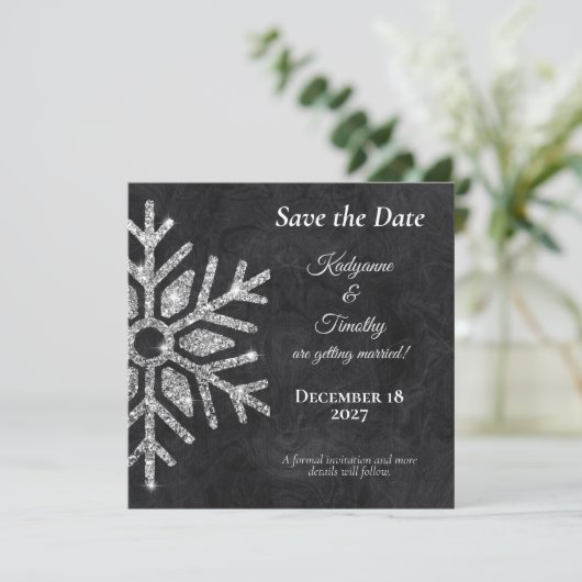Elegante Diamant Sneeuwvlokken op Zwarte Bruiloft Save The Date (Staand voorkant)