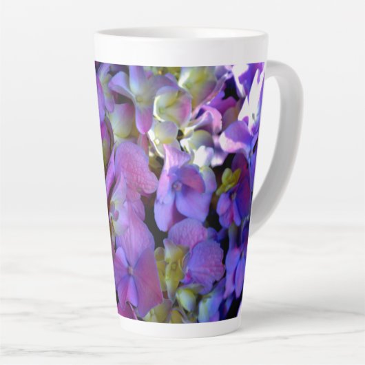 Elegante diep paarse roze magenta bloemenhortensia latte mok (Rechterhoek)