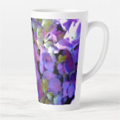 Elegante diep paarse roze magenta bloemenhortensia latte mok (Rechts)