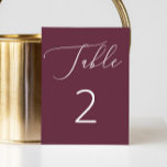 Elegante diepe Bourgondische script minimalistisch Kaart<br><div class="desc">Deze elegante trouwtafel nummerkaart heeft een diepe bordeauxrode achtergrond met een delicaat script in het wit, waardoor een opvallend contrast ontstaat dat zowel romantisch als verfijnd aanvoelt. De rijke wijnrode tint geeft warmte en diepgang aan uw tafeldecor, waardoor het vooral geschikt is voor herfst- en winterbruiloften, avondrecepties of evenementen met...</div>
