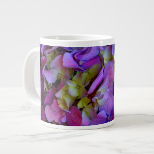 Elegante dieppaarse roze magenta bloemige hortensi grote koffiekop