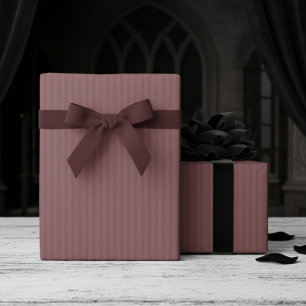 Elegante donker mauve strepen cadeaupapier