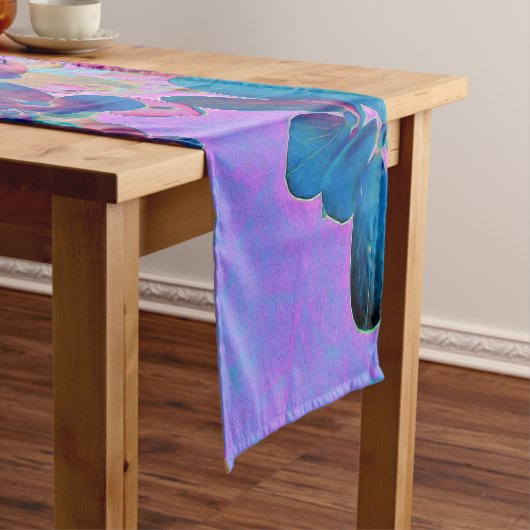Elegante donkerblauwe en magenta Limelight Hydrang Medium Tafelloper (Voorbeeld)
