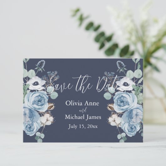Elegante donkerblauwe en witte bloemrijke scriptle save the date (Staand voorkant)