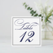 Elegante donkerblauwe script tafelnummerkaarten kaart (Staand voorkant)
