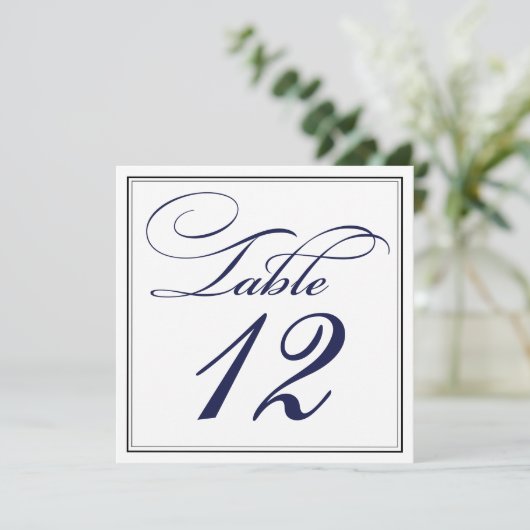 Elegante donkerblauwe script tafelnummerkaarten kaart (Staand voorkant)