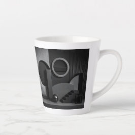 Elegante donkere abstracte geometrische vormen en latte mok