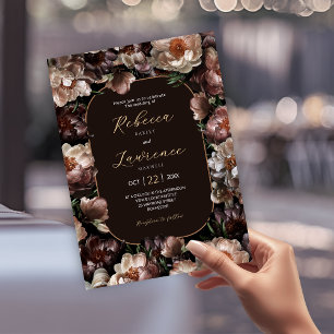 Elegante donkere bloemen trouw uitnodiging