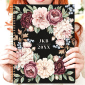 Elegante donkere bloemenkrans met aangepaste monog planner