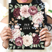 Elegante donkere bloemenkrans met aangepaste monog planner