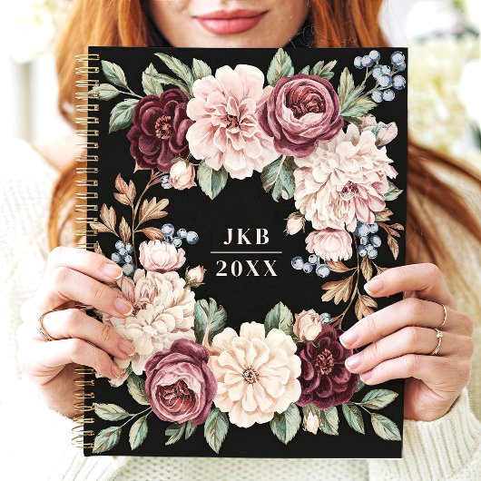 Elegante donkere bloemenkrans met aangepaste monog planner