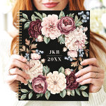 Elegante donkere bloemenkrans op maat monogram planner<br><div class="desc">Dit verfijnde ontwerp heeft een weelderige bloemenkrans met rijke bloemen in de kleuren bordeaux, blos en crème, geaccentueerd door zacht groen en bessen. De donkerzwarte achtergrond versterkt de tijdloze elegantie van het bloemstuk, terwijl de aanpasbare initialen en het jaar het uniek en persoonlijk maken. Ideaal voor professionals, studenten of iedereen...</div>