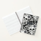 Elegante donkere bloemenschedels op zwart geperson notitieboek (Binnen)