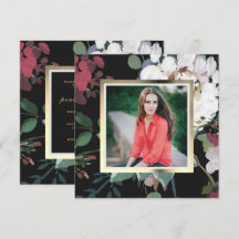 Elegante donkere bloemige afstudeerfeest foto