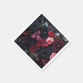 Elegante donkere bloemschikking met rozen servet (Hoek)