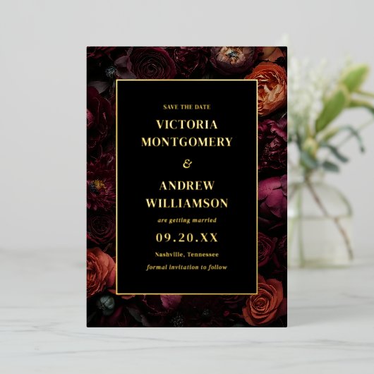 Elegante donkere humeurige bloemenbruiloft save th folie uitnodiging (Staand Voorkant)