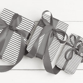 Elegante donkergrijze en witte dunne strepen cadeaupapier