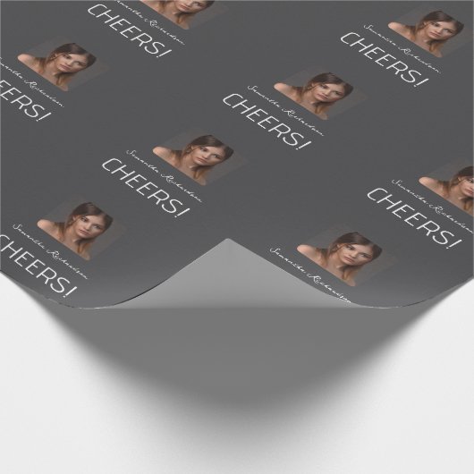 Elegante donkergrijze witte foto scriptnaam cadeaupapier (Hoek)