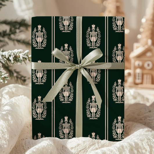 Elegante donkergroene notenkraker  cadeaupapier