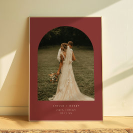 Elegante donkerrode trouwfoto-boog voor stel poster