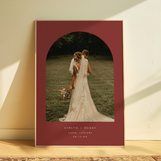 Elegante donkerrode trouwfoto-boog voor stel poster