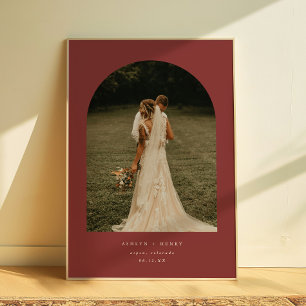 Elegante donkerrode trouwkoppel foto-boog poster