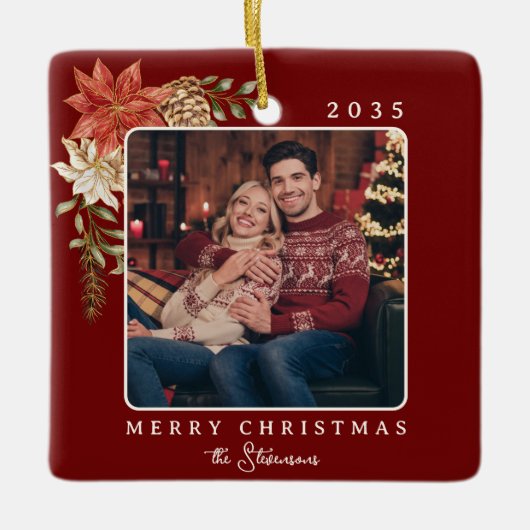 Elegante donkerrode vrolijke kerstpoinsettia foto keramisch ornament (Voorkant)