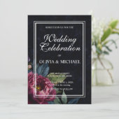 Elegante donkerroze bloemenbruiloft uitnodigingen (Staand voorkant)