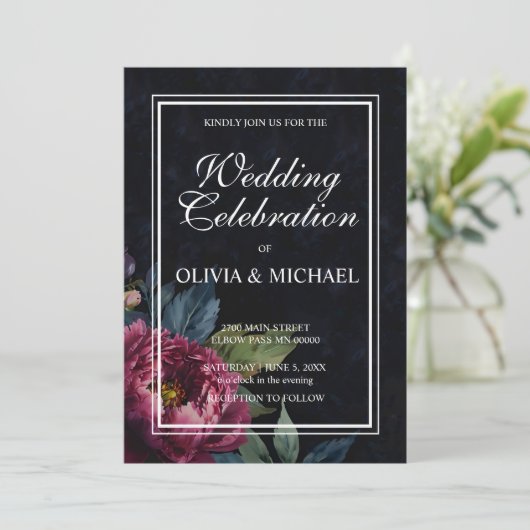 Elegante donkerroze bloemenbruiloft uitnodigingen (Staand voorkant)