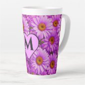 Elegante donkerroze magenta bloemenmadeliefjes latte mok (Rechterhoek)