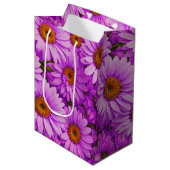 Elegante donkerroze magenta bloemenmadeliefjes medium cadeauzakje (Voorkant Gekanteld)