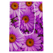 Elegante donkerroze magenta bloemenmadeliefjes medium cadeauzakje (Achterkant)