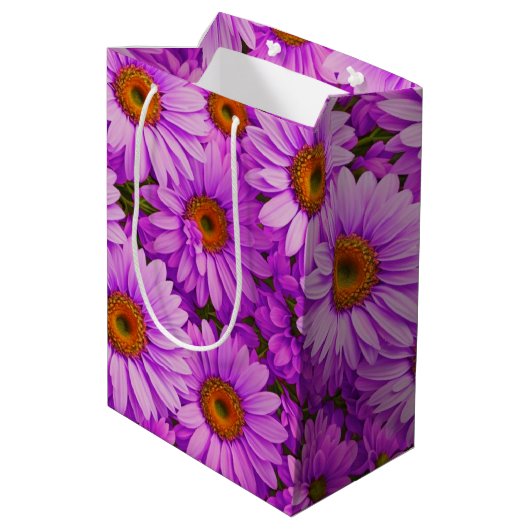 Elegante donkerroze magenta bloemenmadeliefjes medium cadeauzakje (Achterkant Gekanteld)