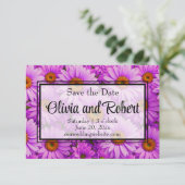 Elegante donkerroze magenta bloemenmadeliefjes save the date (Staand voorkant)