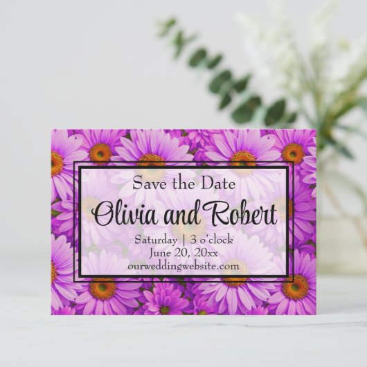 Elegante donkerroze magenta bloemenmadeliefjes save the date (Staand voorkant)