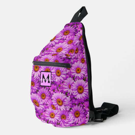 Elegante donkerroze magenta bloemenmadeliefjes sling bag (Rechterhoek)