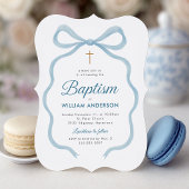Elegante doop uitnodiging met blauwe boog en kruis