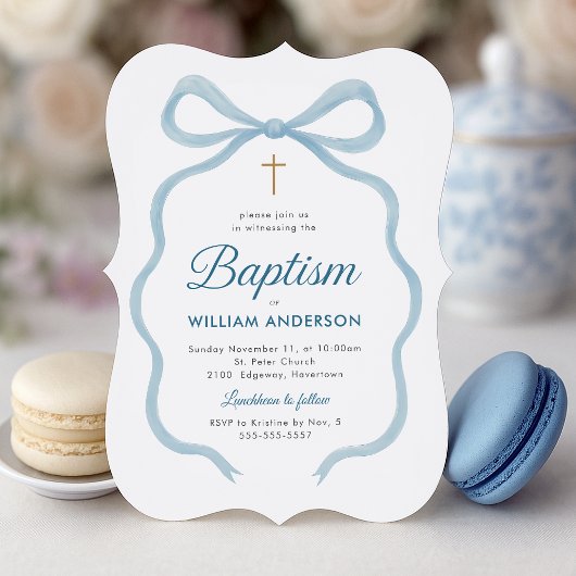 Elegante doop uitnodiging met blauwe boog en kruis