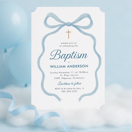 Elegante doop uitnodiging met blauwe boog en kruis