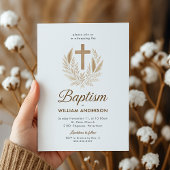 Elegante doopuitnodiging met gouden kruis en olijf kaart