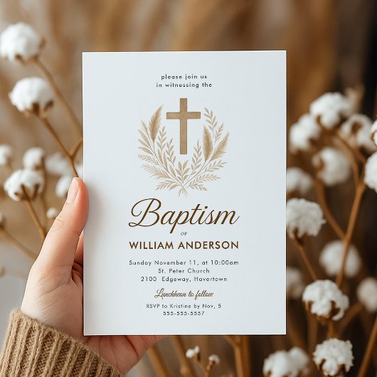 Elegante doopuitnodiging met gouden kruis en olijf kaart